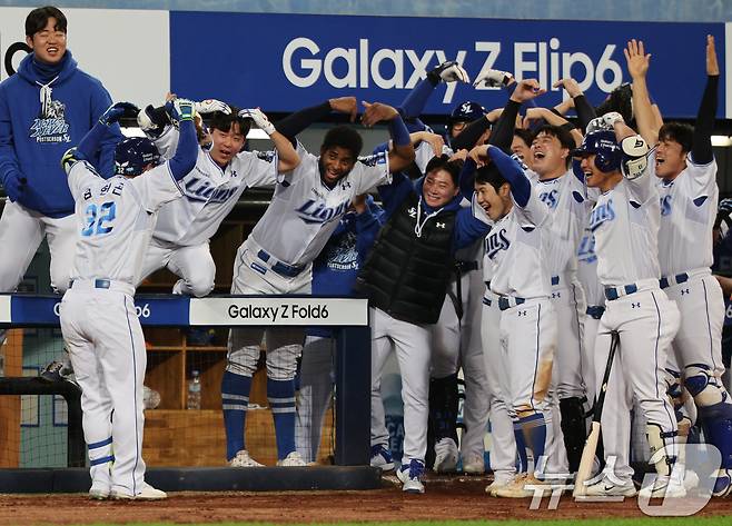 25일 오후 대구 삼성라이온즈파크에서 열린 프로야구 '2024 신한 SOL 뱅크 KBO 포스트시즌' 한국시리즈 3차전 KIA 타이거즈와 삼성 라이온즈의 경기 7회말 삼성 공격 선투타자 김헌곤이 솔로 홈런을 친 뒤 동료들가 하트 세리머니를 하고 있다. 2024.10.25/뉴스1 ⓒ News1 장수영 기자