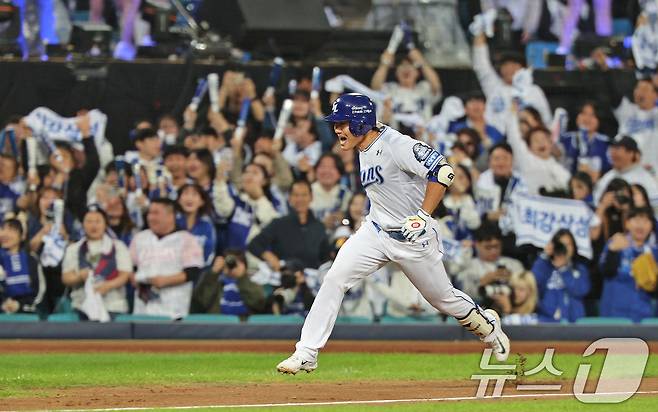 25일 오후 대구 삼성라이온즈파크에서 열린 프로야구 '2024 신한 SOL 뱅크 KBO 포스트시즌' 한국시리즈 3차전 KIA 타이거즈와 삼성 라이온즈의 경기 3회말 삼성 공격 1사 상황에서 이성규가 선취점을 올리는 솔로홈런을 치며 베이스를 돌고 있다. 2024.10.25/뉴스1 ⓒ News1 장수영 기자