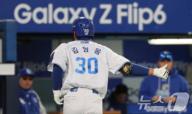 25일 오후 대구 삼성라이온즈파크에서 열린 프로야구 '2024 신한 SOL 뱅크 KBO 포스트시즌' 한국시리즈 3차전 KIA 타이거즈와 삼성 라이온즈의 경기 5회말 삼성 공격 1사 상황에서 김영웅이 솔로 홈런을 친 뒤 엄지를 세우고있다. 2024.10.25/뉴스1 ⓒ News1 장수영 기자