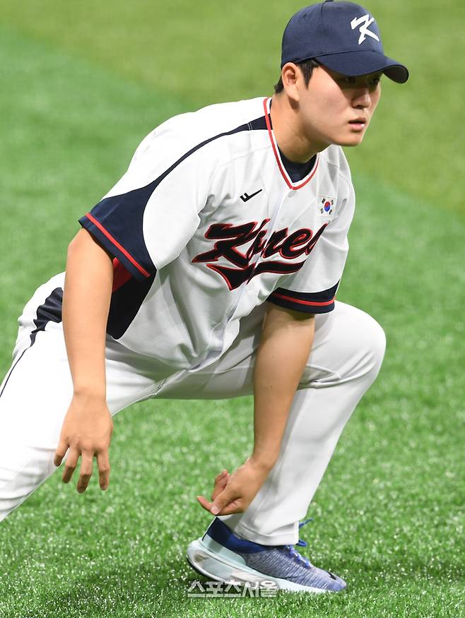 프리미어12 참가를 앞둔 야구 국가대표팀의 김택연이 24일 고척스카이돔에서 진행된 첫 훈련에서 스트레칭으로 몸을 풀고 있다. 2024. 10. 24.  고척 | 박진업 기자 upandup@sportsseoul.com