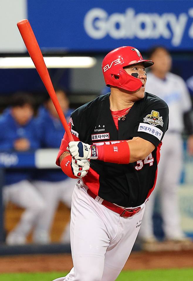 KIA 최형우가 25일 대구삼성라이온즈파크에서 열린 2024 KBO 한국시리즈 3차전 삼성전에서 6회초 적시타를 치고 있다. 사진 | 광주=연합뉴스