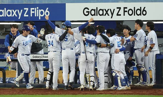 삼성 박병호가 25일 대구삼성라이온즈파크에서 열린 2024 KBO 한국시리즈 3차전 KIA전에서 7회말 우중월 솔로포를 때린 후 동료들의 축하를 받고 있다. 사진 | 대구=연합뉴스