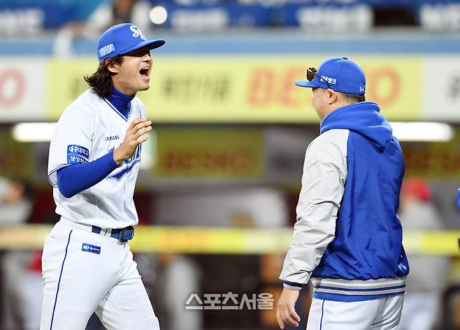 부상 중인 삼성 구자욱(왼쪽)이 25일 대구삼성라이온즈파크에서 열린 2024 KBO 한국시리즈 3차전 KIA전 승리 후 박진만 감독과 하이파이브를 나누고 있다. 1-2차전을 연거푸 KIA에 내준 삼성은 반격 1승에 성공했다. 대구 | 박진업 기자 upandup@sportsseoul.com