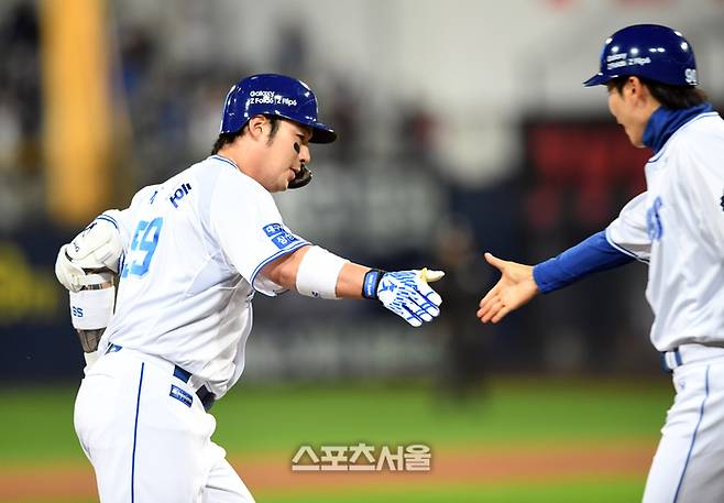 삼성 박병호(왼쪽)가 대구삼성라이온즈파크에서 열린 2024 KBO 한국시리즈 3차전 KIA전에서 7회말 솔로포를 때린 후 박찬도 코치와 하이파이브를 하고 있다. 대구 | 박진업 기자 upandup@sportsseoul.com