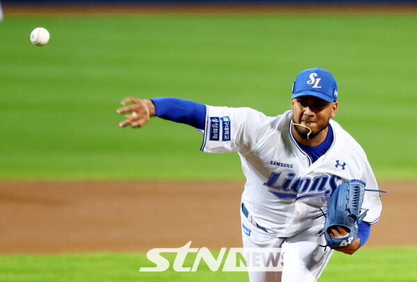 25일 대구 수성구 대구삼성라이온즈파크에서 열린 2024 KBO 포스트시즌 한국시리즈 3차전 KIA 타이거즈와 삼성 라이온즈의 경기에서 1회초 삼성 선발 레예스가 역투하고 있다. 사진┃뉴시스