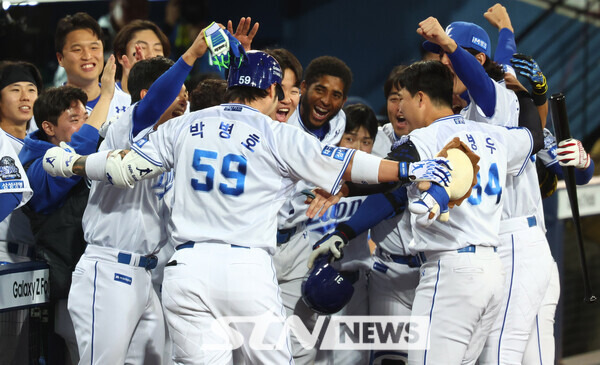 25일 대구 수성구 대구삼성라이온즈파크에서 열린 2024 KBO 포스트시즌 한국시리즈 3차전 KIA 타이거즈와 삼성 라이온즈의 경기에서 7회말 무사 삼성 박병호가 김헌곤에 이어 백투백 솔로 홈런을 친 뒤 동료들과 함께 기뻐하고 있다. 사진┃뉴시스