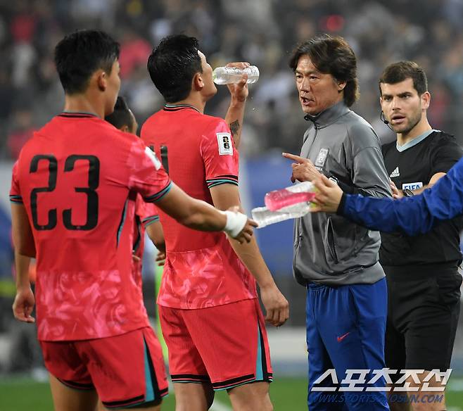 2026 FIFA 북중미월드컵 아시아 지역 3차 예선 B조 4차전 대한민국과 이라크의 경기가 15일 용인미르스타디움에서 열렸다. 홍명보 감독이 작전 지시를 하고 있다. 용인=박재만 기자 pjm@sportschosun.com/2024.10.15/