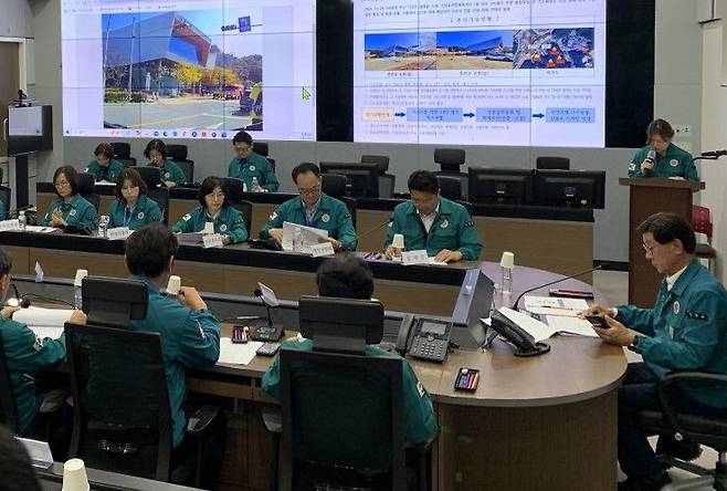 기장군재난안전상황실에서 현장훈련과 실시간 연계한 토론기반훈련이 진행되고 있다.