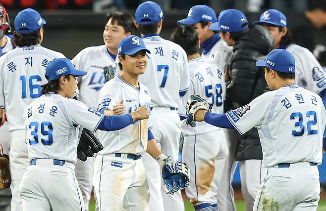 25일 대구 삼성라이온즈파크에서 열린 2024 신한 SOL뱅크 KBO 포스트시즌 한국시리즈 3차전 KIA 타이거즈와 삼성 라이온즈의 경기에서 4-2로 승리한 삼성 선수들이 기뻐하고 있다. /연합뉴스