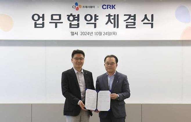 지난 24일 서울 마포구 CJ프레시웨이 상암본사에 열린 상업용 냉동 및 냉장 리딩 기업인 CRK와 업무협약식에서 강연중 CJ프레시웨이 FD사업본부장(왼쪽)과 고종원 CRK 부사장이 기념촬영을 하고 있다. CJ프레시웨이 제공