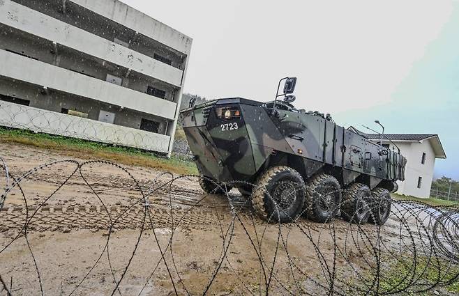 육군 제7보병사단 상승불사조여단은 강원도 인제 육군과학화전투훈련단에서 호주군과 함께 최초로 '한-호 연합 KCTC 훈련'을 실시했다고 25일 밝혔다. 상승불사조여단전투단의 K808차륜형장갑차가 공격작전 지역으로 기동하고 있다. 사진=육군 제공