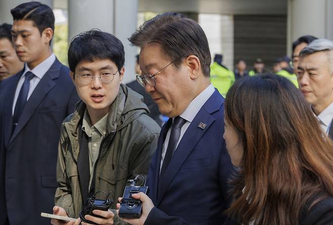 이재명 더불어민주당 대표가 25일 오전 서울 서초구 서울중앙지법에서 열린 ‘대장동 배임·성남FC 뇌물’ 등 사건 1심 재판에 출석하고 있다. 연합뉴스