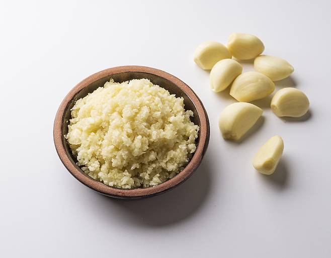 생마늘을 으깨거나 자르면 알린 성분이 단백질 효소인 알리나제와 결합해 알리신이 된다. 이는 혈액순환을 통해 세포에 활력을 불어넣고, 성호르몬 분비를 촉진한다./사진=클립아트코리아