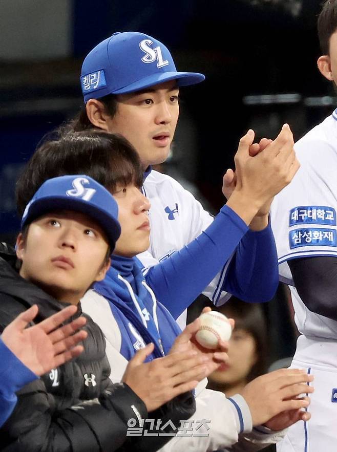 2024 프로야구 KBO 포스트시즌 삼성라이온즈와 KIA타이거즈의 한국시리즈(KS) 3차전 경기가 25일 오후 대구 삼성라이온즈파크에서 열렸다. 선발에서 제외된 구자욱이 더그아웃에서 동료들을 격려하고 있다. 대구=김민규 기자 mgkim1@edaily.co.kr /2024.10.25/