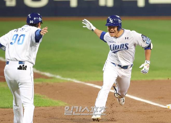 2024 프로야구 KBO 포스트시즌 삼성라이온즈와 KIA타이거즈의 한국시리즈(KS) 3차전 경기가 25일 오후 대구 삼성라이온즈파크에서 열렸다. 3회말 1사 솔로홈런을 친 이성규가 환호하며 3루 베이스를 돌고 있다. 대구=김민규 기자 mgkim1@edaily.co.kr /2024.10.25/