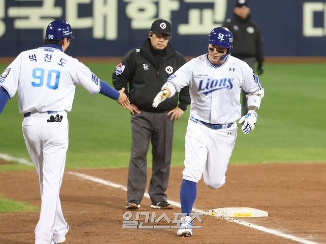 2024 프로야구 KBO 포스트시즌 삼성라이온즈와 KIA타이거즈의 한국시리즈(KS) 3차전 경기가 25일 오후 대구 삼성라이온즈파크에서 열렸다. 7회말 무사 박병호가 김헌곤에 이어 백투백 홈런을 치고 베이스를 돌고 있다. 대구=김민규 기자 mgkim1@edaily.co.kr /2024.10.25/