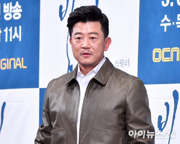 배우 박상민이 지난 2019년 서울 논현동 임피리얼팰리스호텔에서 열린 OCN 드라마 '빙의' 제작발표회에서 사진촬영을 하고 있다. [사진=아이뉴스24DB]