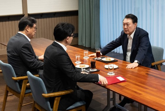 윤석열 대통령이 21일 서울 용산 대통령실 앞 파인그라스에서 국민의힘 한동훈 대표를 만나 대화하고 있다.   이 자리에는 정진석 대통령 비서실장이 배석했다. 사진 대통령실