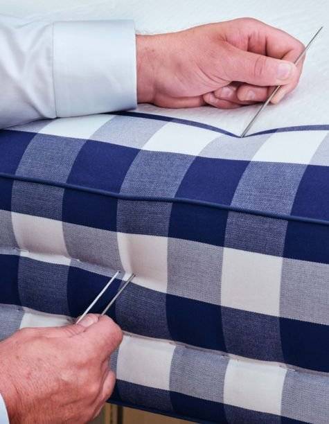 정확하고 정교한 바느질의 기준이 되는 것도 블루 체크다.. [사진 해스텐스]