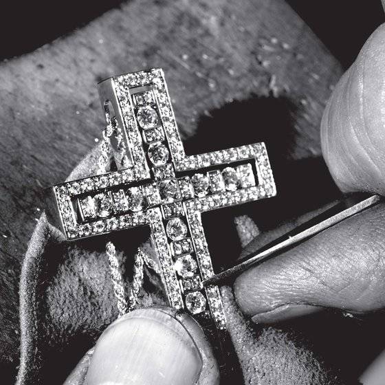 다미아니 가문의 주얼리 브랜드 '다미아니'가 올해 창립 100주년을 맞았다. 금세공업으로 시작해 글로벌 주얼리 브랜드가 된 다미아니는 장인 정신을 기반으로 혁신적인 디자인과 제품력을 자랑한다. 사진은 다미아니의 대표 컬렉션 중 하나인 벨 에포크 컬렉션의 크로스 네크리스다. [사진 다미아니]