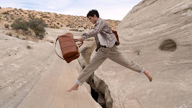 미국 서부 사막에서 촬영된 보테가 베네타의 겨울 캠페인. 호주 배우 제이콥 엘로디가 모델로 등장했다. [사진 보테가 베네타]