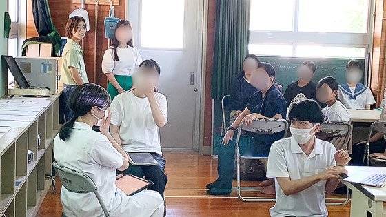 지난해 9월 일본 오키나와현 류큐대 의대생인 시마부쿠로 쇼고(23) 씨가 오키나와현의 한 섬 지역에 의료 봉사를 하고 있다. 사진 나기사 씨 제공