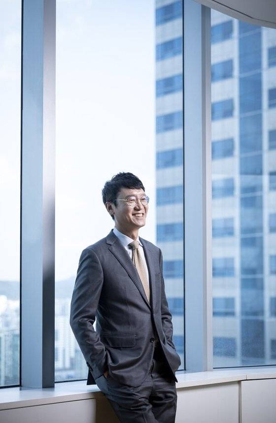 김웅 전 의원은 “의원 배지를 내려놓고 다시금 법률가의 옷을 입으니 절로 웃음이 난다”고 했다. 최영재 기자