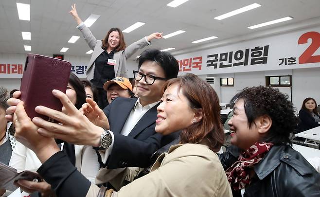 한동훈 국민의힘 대표가 25일 오후 대구 수성구 국민의힘 대구시당에서 열린 제18기 대구여성정치아카데미를 찾아 연설한 뒤 참석자들의 요청에 기념촬영을 하고 있다. 사진=뉴스1