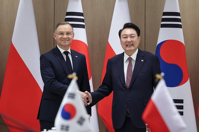 윤석열 대통령이 24일 서울 용산 대통령실에서 안제이 두다 폴란드 대통령과 악수하며 기념 촬영을 하고 있다. 사진=연합뉴스