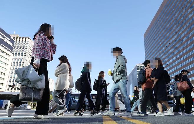 사진=오전 서울 종로구 광화문네거리에서 시민들이 몸을 웅크린 채 출근을 하고 있다.김범준 기자