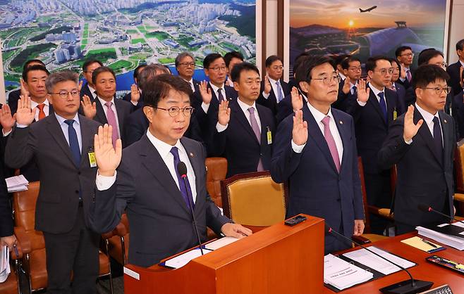 박상우 국토교통부 장관이 24일 오전 서울 국회에서 열린 국토교통위원회 국정감사에서 증인 선서를 하고 있다. 연합뉴스