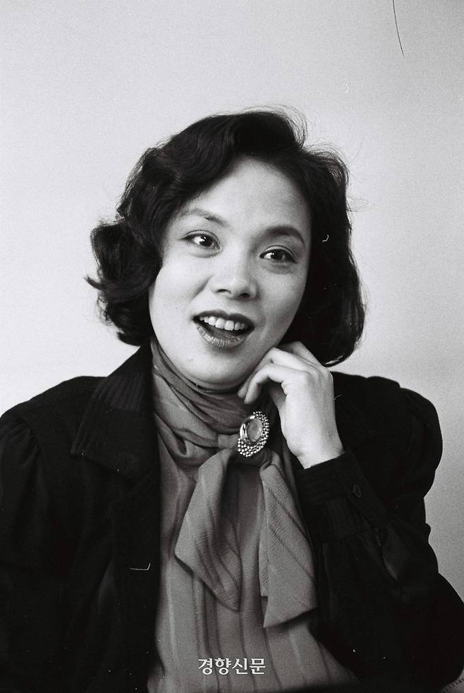 배우 김수미가 1984년 경향신문과 인터뷰를 하고 있다. 경향신문 자료사진