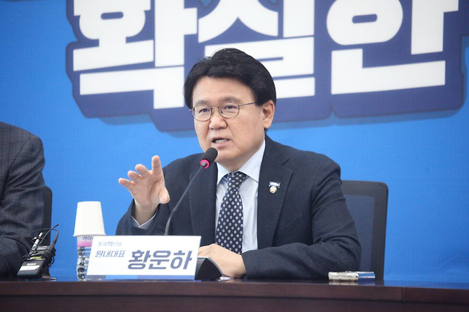 황운하 조국혁신당 원내대표가 25일 오전 국회에서 기자간담회를 열고 기자들 질문에 답하고 있다. 조국혁신당 제공