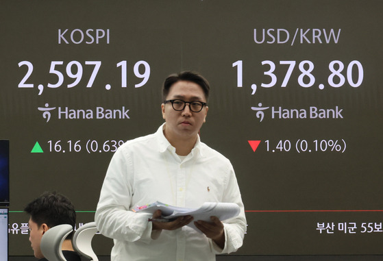 A screen in Hana Bank's trading room in central Seoul shows the Kospi opening on Friday. [YONHAP]