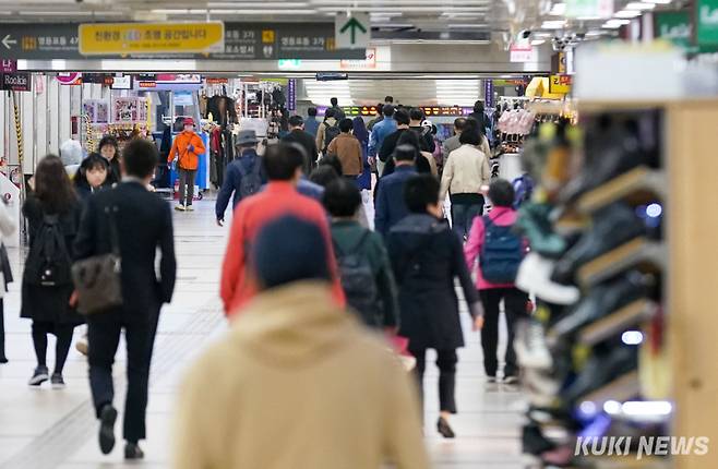 밖은 너무 추워25일 아침 서울 영등포역 지하상가에서 시민들이 출근하고 있다.