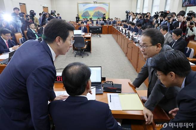 [서울=뉴시스] 조성우 기자 = 17일 오전 서울 여의도 국회에서 열린 정무위원회의 금융감독원, 서민금융진흥원에 대한 국정감사에서 윤한홍(가운데) 위원장이 강민국(왼쪽) 국민의힘 간사, 강준현 더불어민주당 간사와 대화하고 있다. 2024.10.17. xconfind@newsis.com /사진=조성우