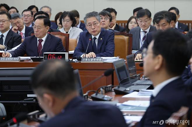 [서울=뉴시스] 권창회 기자 = 김민석 고용노동부 차관이 25일 오전 서울 여의도 국회에서 열린 환경노동위원회의 고용노동부, 경제사회노동위원회 등에 대한 종합감사에서 의원질의에 답하고 있다. 2024.10.25. kch0523@newsis.com /사진=권창회