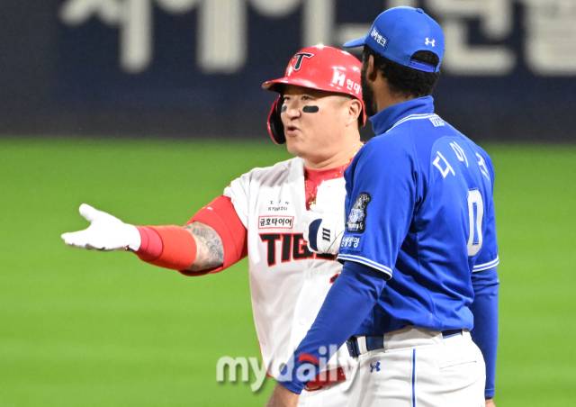 23일 오후 광주광역시 임동 광주기아챔피언스필드에서 진행된 '2024 프로야구 KBO리그 포스트시즌' 한국시리즈 2차전 KIA타이거즈와 삼성라이온즈와의 경기. 기아 최형우가 1회말 1사 3루서 1타점 적시타를 친 뒤 환호하고 있다./광주=송일섭 기자 andlyu@mydaily.co.kr