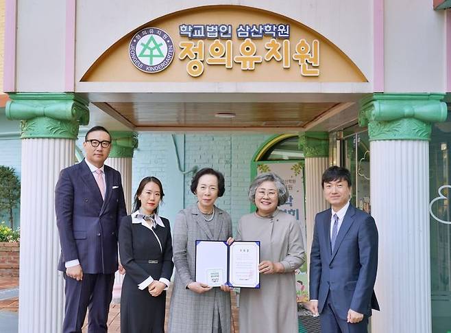 서울시 도봉구 정의유치원에서 치아건강 실천 유치원 인증식을 진행하고 있다(왼쪽부터 배성우 롯데웰푸드 마케팅본부장, 육정은 정의유치원 부원장, 김영희 정의유치원 원장, 황윤숙 대한치과위생사협회장, 이병진 충치예방연구회장)(사진=롯데웰푸드 제공) *재판매 및 DB 금지