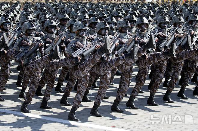 [평양=AP/뉴시스]2018년 9월 9일 북한 평양에서 열린 북한 건국 70주년 기념 열병식에서 행진하고 있는 북한 군인들. 러시아가 우크라이나 전쟁 참전을 위해 최소 1500명의 북한군 병력을 배치한 사실을 네덜란드가 확인했다고 루벤 브레켈만스 네덜란드 국방장관이 25일 밝혔다고 유에스 뉴스 & 월드리포트가 로이터 통신을 인용해 전했다. 2024.10.25.