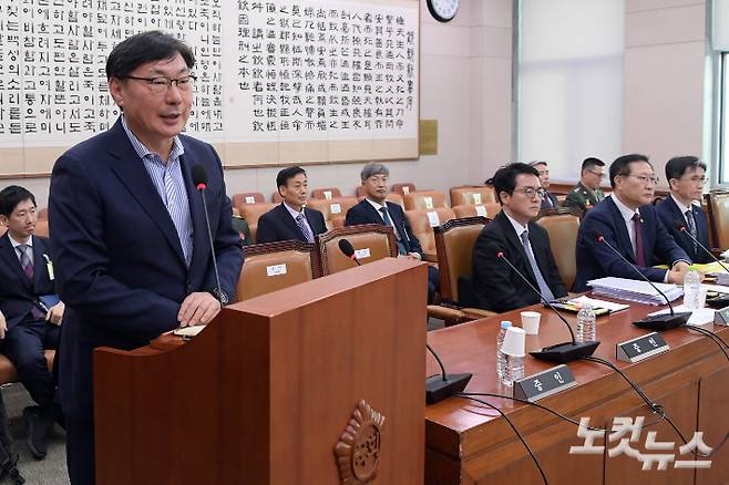 이화영 전 평화부지사가 25일 서울 여의도 국회에서 열린 법제사법위원회의 법무부·법제처·감사원·고위공직자범죄수사처·헌법재판소·대법원 종합 국정감사에 증인으로 출석해 질의에 답변을 하고 있다. 윤창원 기자