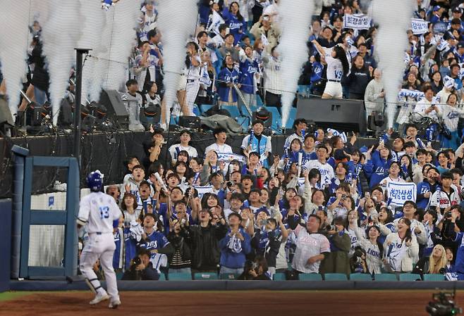 삼성 이성규가 25일 KIA와 한국 시리즈 3차전에서 선제 홈런을 날린 뒤 만원 관중의 응원에 화답하고 있다. 삼성