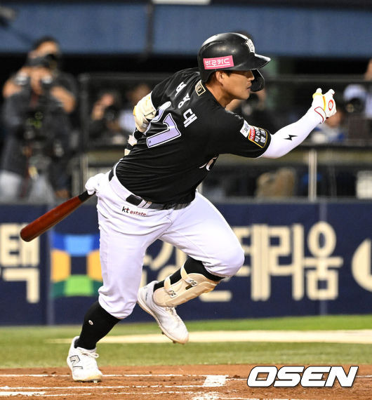 [OSEN=잠실, 이대선 기자] 2일 오후 서울 잠실야구장에서 2024 신한 SOL뱅크 KBO 포스트시즌 와일드카드 결정 1차전 두산 베어스와 KT 위즈의 경기가 열렸다.1회초 2사 2,3루에서 KT 배정대가 적시타를 치고 있다. 2024.10.02 /sunday@osen.co.kr