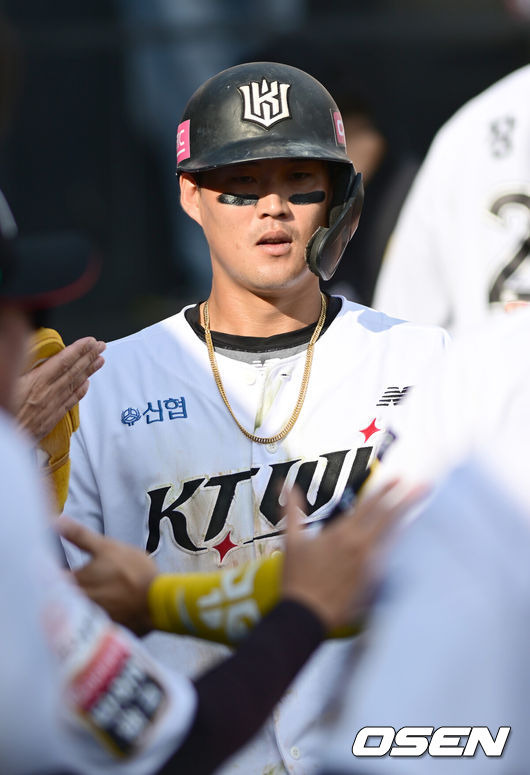 [OSEN=수원, 김성락 기자] 9일 수원KT위즈파크에서 2024 신한 SOL뱅크 KBO 포스트시즌 준플레이오프 4차전 KT 위즈와 LG 트윈스의 경기가 열렸다. 이날 KT는 엔스를, LG는 쿠에바스를 선발 투수로 내세웠다.4회말 1사 만루 KT 김민혁의 역전 1타점 희생플라이 때 3주자 배정대가 홈으로 쇄도, 득점을 올린 뒤 더그아웃에서 동료 선수들과 기쁨을 나누고 있다. ksl0919@osen.co.kr