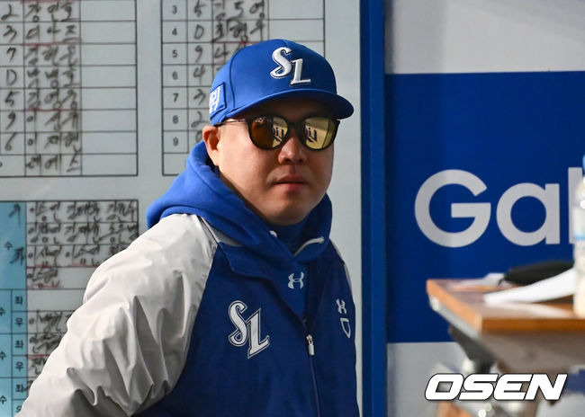 [OSEN=대구, 이석우 기자] 25일 대구 삼성라이온즈파크에서 2024 신한 SOL뱅크 KBO 포스트시즌 한국시리즈 삼성 라이온즈와 KIA 타이거즈의 3차전 경기가 열렸다. 홈팀 삼성은 대니 레예스, 방문팀 KIA는 에릭 라우어를 선발 투수로 내세웠다.삼성 라이온즈 박진만 감독이 더그아웃의 선수들을 지켜보고 있다. 2024.10.25 / foto0307@osen.co.kr