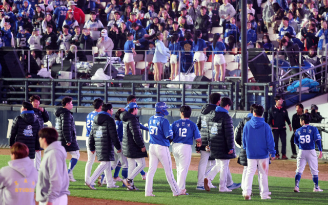 23일 광주 기아챔피언스필드에서 열린 2024 신한 SOL뱅크 KBO 포스트시즌 한국시리즈 2차전 삼성 라이온즈와 KIA 타이거즈의 경기. 3-8로 패한 삼성 선수들이 관중들에게 인사한 뒤 더그아웃으로 향하고 있다. 연합뉴스