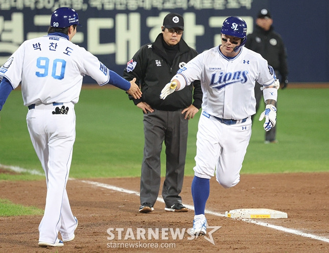 박병호(오른쪽)가 홈런을 날리고 박찬도 코치와 하이파이브를 하고 있다. /사진=김진경 대기자