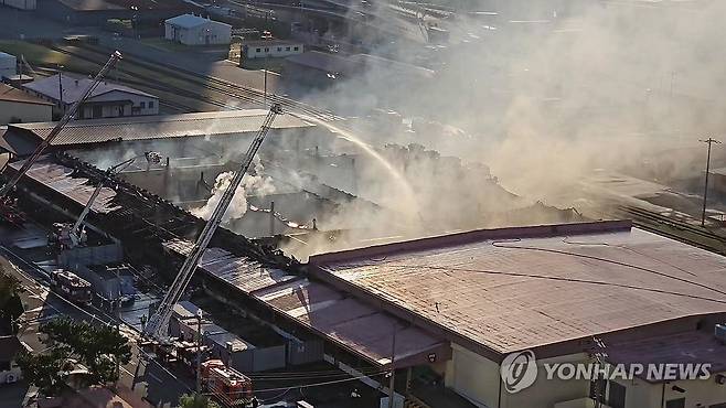 부산 미군 55보급창 잔불 진화 (부산=연합뉴스) 25일 오전 부산 동구 범일동 미군 55보급창 창고동에서 발생한 화재 잔불 정리 작업이 진행되고 있다. 2024.10.25 [독자 제공. 재판매 및 DB 금지] wink@yna.co.kr