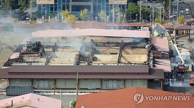 불에 탄 주한미군 창고 (부산=연합뉴스) 손형주 기자 = 25일 오전 화재가 발생한 부산 55보급창 미군 창고에서 소방당국이 잔불 정리를 하고 있다. 소방당국은 화재 13시간 만인 이날 오전 7시 30분께 화재 초진단계에 들어갔다고 밝혔다. 2024.10.25 
 handbrother@yna.co.kr