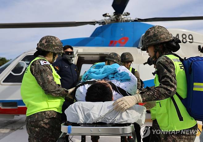 '응급환자 국군수도병원으로' (대전=연합뉴스) 이주형 기자 = 25일 오후 대전 유성구 국군대전병원에서 대전소방본부와 국군대전병원의 합동 응급환자 헬기 이송훈련이 진행되고 있다. 2024.10.25 coolee@yna.co.kr